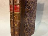 deux vieux livres sont empilés sur une table