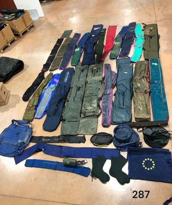beaucoup de vêtements qui traînent par terre