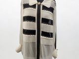 un mannequin vêtu d'une veste rayée noir et blanc