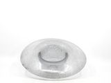 un saladier en verre posé sur une surface blanche, avec un fond blanc