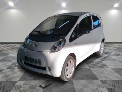 une photo d'une Smart dans un showroom