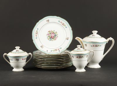 un ensemble d'assiettes et de tasses en porcelaine posées sur une table