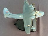 une maquette d'avion posée sur une table