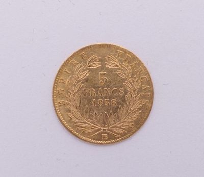 une image d'une pièce d'or sur une surface blanche