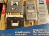 une boîte contenant une caméra vidéo et un lecteur vidéo