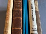 plusieurs vieux livres sont empilés sur une table