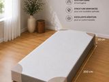 la taille d'un matelas dans une pièce avec une fenêtre en arrière-plan
