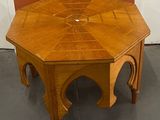 une table en bois sur laquelle est posée une horloge