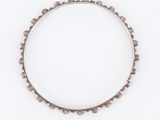 un gros plan sur un bracelet en argent à frange orné de petites perles