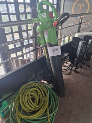 un tuyau vert et un souffleur vert dans une pièce