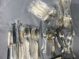 beaucoup de fourchettes et de cuillères qui se trouvent dans le sac