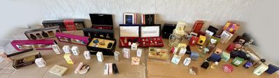 Important lot de flacons, coffrets et mignonettes de parfums…
