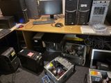 un bureau sur lequel se trouvent de nombreux équipements informatiques