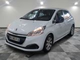 la petite voiture blanche est garée dans une grande pièce