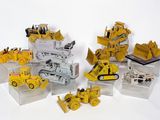 de nombreux types de véhicules de chantier exposés