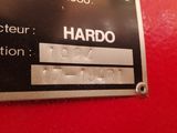 une pancarte sur un mur rouge où l'on peut lire « hardo »