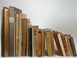 plusieurs vieux livres sont empilés sur une table