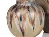 deux vases posés l'un à côté de l'autre sur une surface blanche