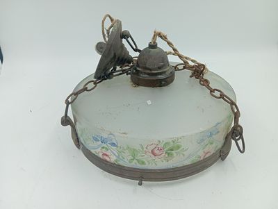 deux oiseaux perchés sur un luminaire en verre