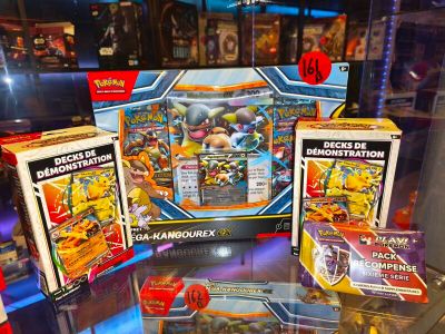 de nombreux types de jouets Pokémon exposés dans une vitrine