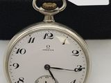 une montre de poche en argent exposée sur une table