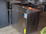une photo de la cuisine d'un restaurant avec beaucoup d'espace de travail