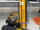 un poteau jaune et noir surmonté d'outils