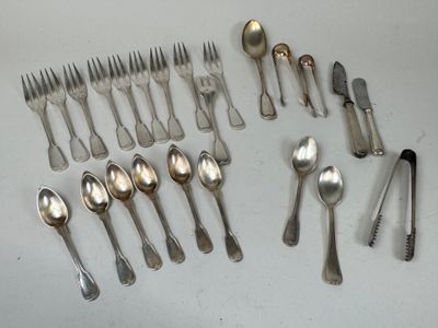 un grand nombre de cuillères et de fourchettes disposées sur la table