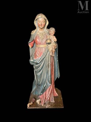 l'image d'une statue représentant une femme tenant un enfant dans ses bras