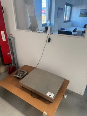 un ordinateur portable posé sur une table dans une pièce