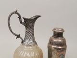 deux vases posés l'un à côté de l'autre sur une table