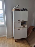 1 commode à 3 tiroirs en bois peint en blanc ; 2 placards de… (photo 2)