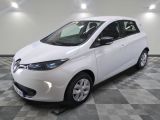 la photo d'une voiture blanche garée dans un garage