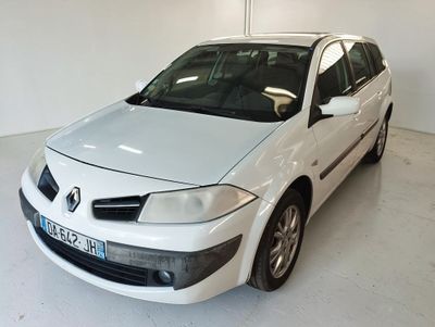 la photo d'une voiture blanche garée dans un garage