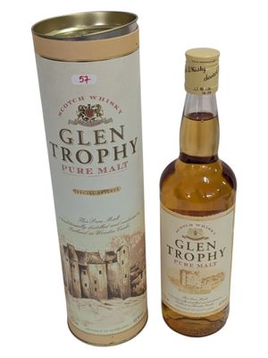 une photo d'une bouteille de whisky Glen Trophy à côté d'un bidon