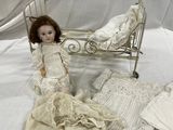 une poupée allongée sur un lit dans une chambre