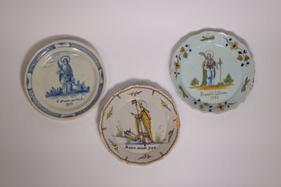 trois assiettes posées sur une table