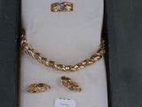 un bracelet et une bague en or dans un coffret avec une étiquette de prix