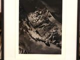une photo en noir et blanc d'une montagne, dans un cadre