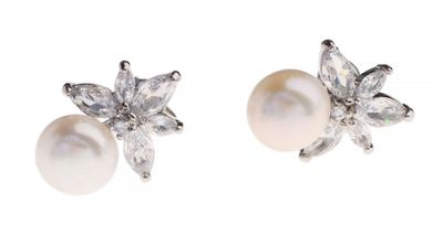 une paire de boucles d'oreilles en perles et diamants sur fond blanc