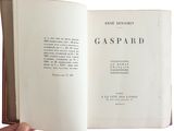 quelqu'un tient dans sa main un livre ouvert sur lequel figure l'image d'un Gaspard