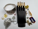un grand nombre d'objets posés sur la table