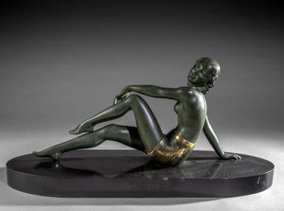 sculpture en bronze représentant une femme assise sur un socle noir