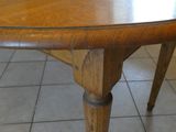 une table en bois avec un plateau en bois posée sur un sol carrelé