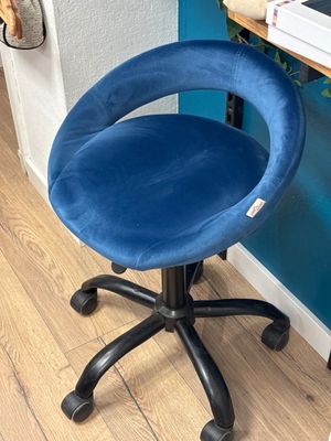 une chaise bleue posée devant un bureau