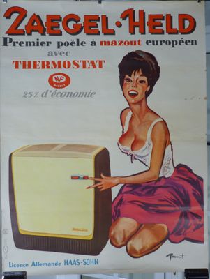 une affiche annonçant une émission de télévision sur laquelle figure une femme assise par terre