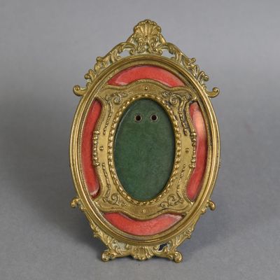 CADRE à poser en verre et bronze, format médaillon à décor dans le goû - Photo 1