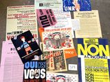 de nombreux types d'affiches différents à l'étage