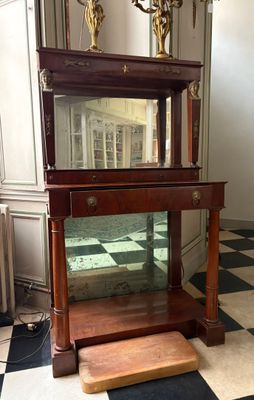 une petite table sur laquelle est posé un miroir, dans une pièce