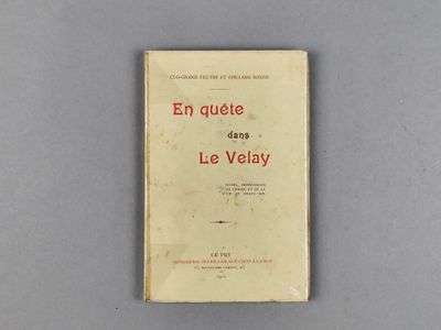 un vieux livre posé sur une table sur une surface grise